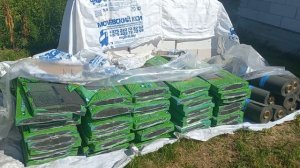 Монтаж мауэрлата и балок перекрытия  вальмовой крыши. Привезли битумную, гибкую черепицу.