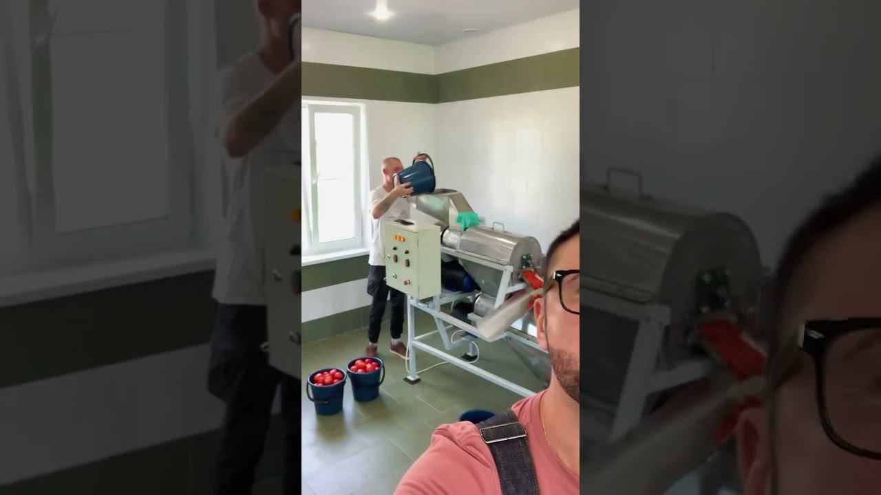 Немного о производстве семян |Чудо-машина разделяет томат на сок, жмых и семена #SemenaPartnerShorts