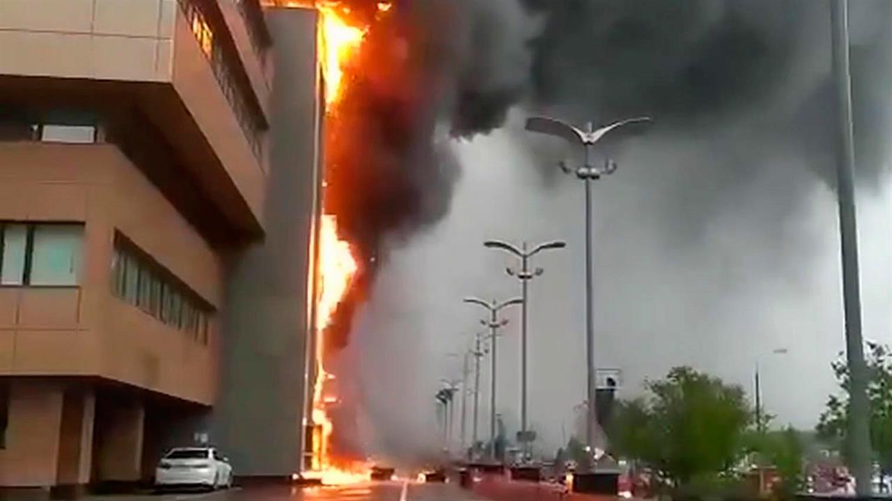 На западе Москвы горит бизнес-центр "Гранд Сетунь плаза"