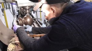 Интересная деталь.Шаровая опора поворотного кулака УАЗ.Расточка плюс прикол.