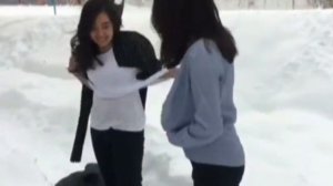 Девушки купаются в снегу! Шок!