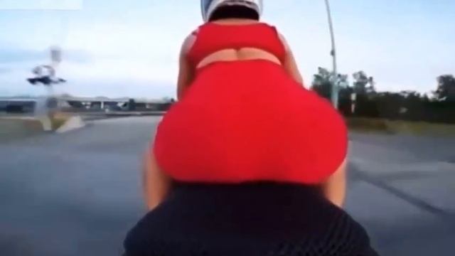 Вот почему не следует кататься на байке в платье смотреть онлайн