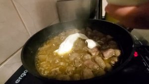 Куриные сердечки в сметанном соусе)