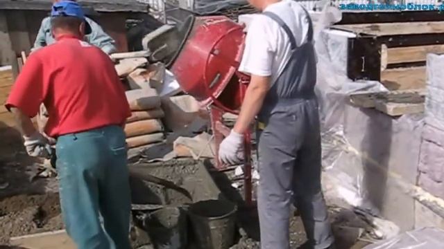 Заливка бетоном стены из опалубки Техноблок