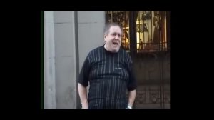 Мамаша с коляской заходит в магазин...