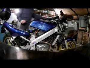 Снимаем бак. HONDA BROS 650.