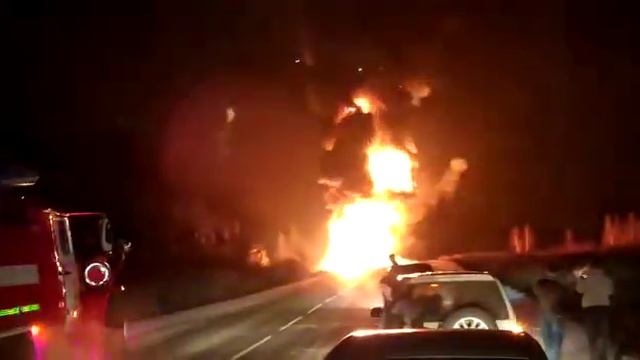 VL.ru - По дороге в Анучино загорелся бензовоз смотреть онлайн