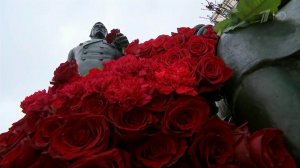 В Москве несут цветы к памятнику героям фильма "Офицеры"
