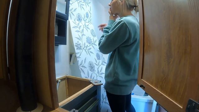 Peel and stick wallpaper RV transformation - RV Reno Ep. 10 смотреть онлайн