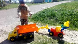 Видео для детей. Экскаватор, самосвал. Игрушки от фабрики Polesie.