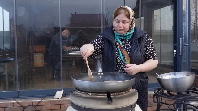 Crispy Mirror Carp and Lots Lots of Caviar!!! смотреть онлайн