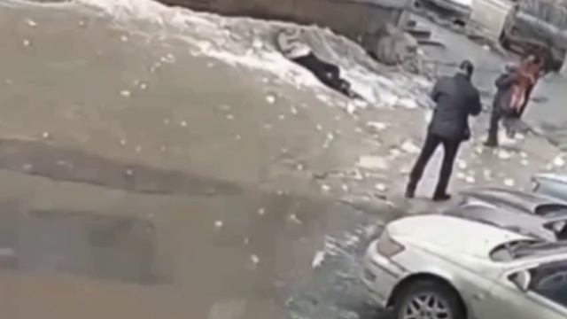 огромные глыбы льда. снег на крыше. упал лед на голову с крыши. сход льда с крыши. глыба льда рухнула на голову женщине в новосибирске.