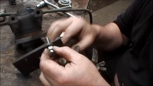 Как закрутить гайку, через головку болта?