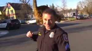 Жестокое нападение на полицейского прямо во время интервью.mp4