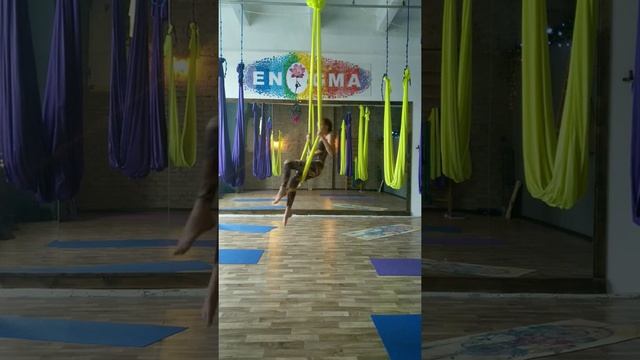 Кружение и красивые элементы на йога гамаке. Йога в гамаках Краснодар. Студия аэройоги "Enigma".