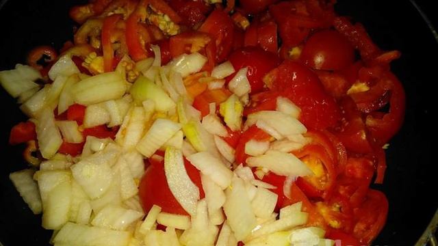 Густой суп с говядиной, помидорами и баклажанами