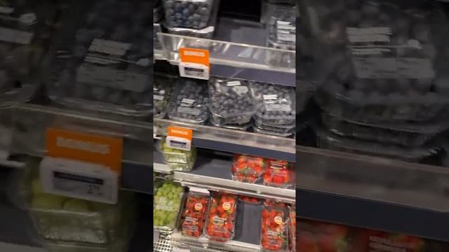 Фрукты и ягоды в магазине Роттердама. Нидерланды/Fruits and berries in a Rotterdam store.