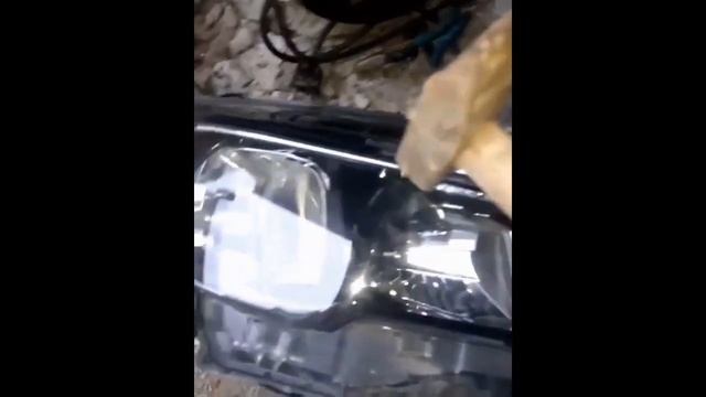 Попытались разбить фару Lada Vesta молотком смотреть онлайн