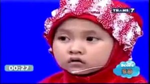 Маленький Девочка читает Коран