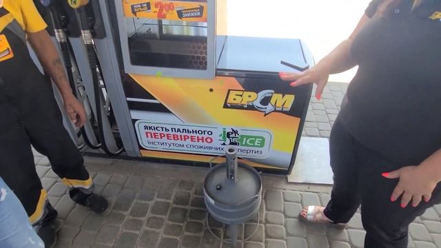 ШОК на заправке БРСМ в Новомосковске!!! Сколько топлива нам реально заливают смотреть онлайн