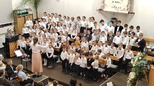 Детский хор поет об Иисусе Христе