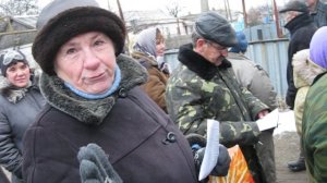 ДНР Ополченцы раздают продукты питания жителям
