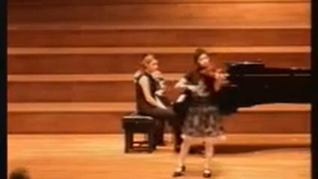 Esther Kim - Partida No 3 in E major BWV 1006 - Gavotte en Rondeau - Bach смотреть онлайн