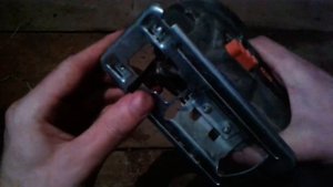 Видео: Как поменять пилку в электролобзике Прораб?