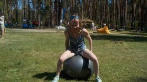 Вот так надо прыгать на шарах спортивных))Я показываю))