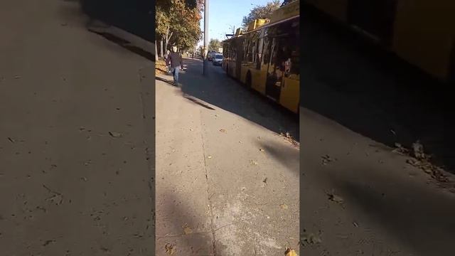 Инцидент все стоит возле станции метро Лесная из-за того шо делают дорогу