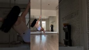 Легкий танец на пилоне под лёгкую песню