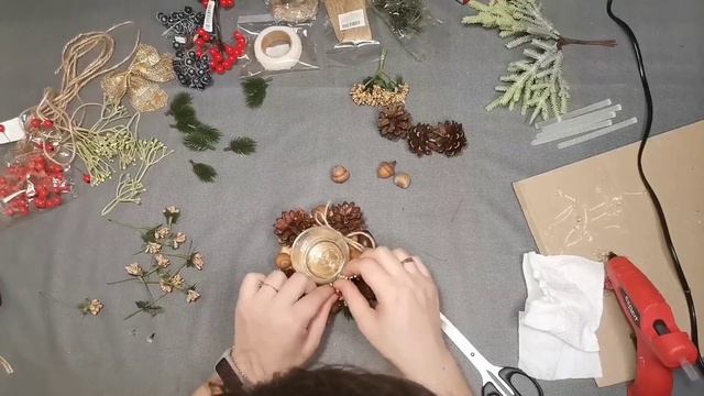 Новогодний подсвечник своими руками из шишек. Декор на новый год. смотреть онлайн