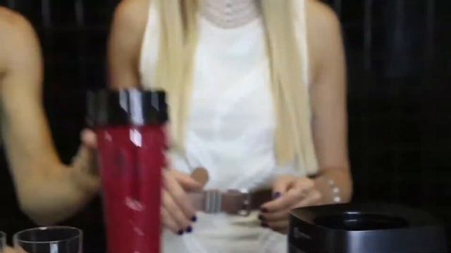 Бело-красный смузи с бананом, клубникой и свеклой смотреть онлайн