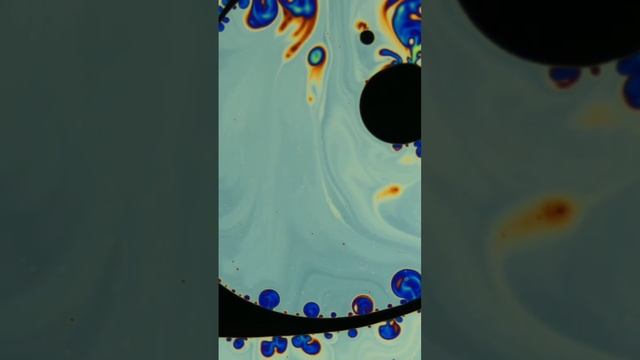 ? Мыльный раствор под микроскопом, похож на какой-то