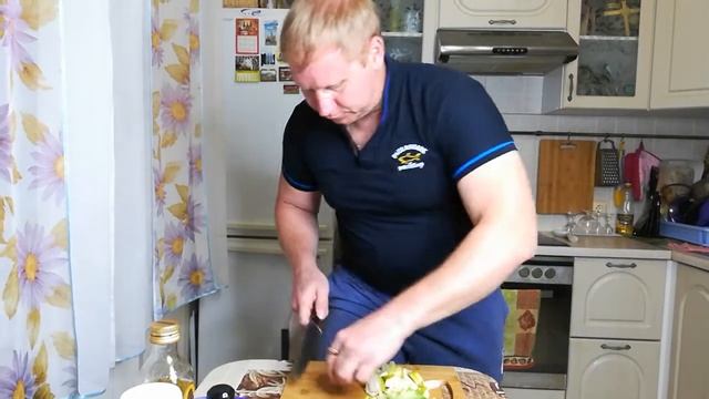Салат с грушей и сыром горгонзолой.