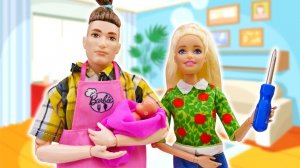 Кен остался дома с детьми - Смешные видео для девочек про любовь Барби и Кена - Игры с куклой Барби
