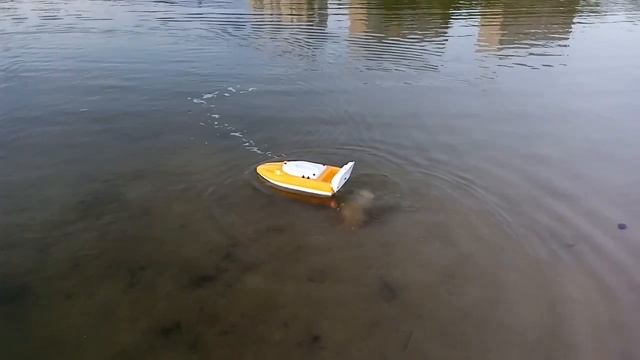 Бюджетный прикормочный кораблик .
