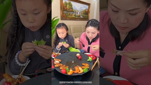 Funny Couple Eating Show: Together With My Daughter, I Deal With My Husband Who Eats Alone！ смотреть онлайн