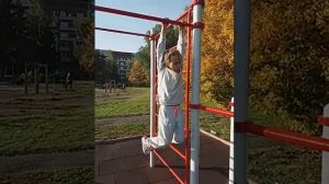 8-ми летняя девочка из Кемерово подтягивается на турнике 10 раз