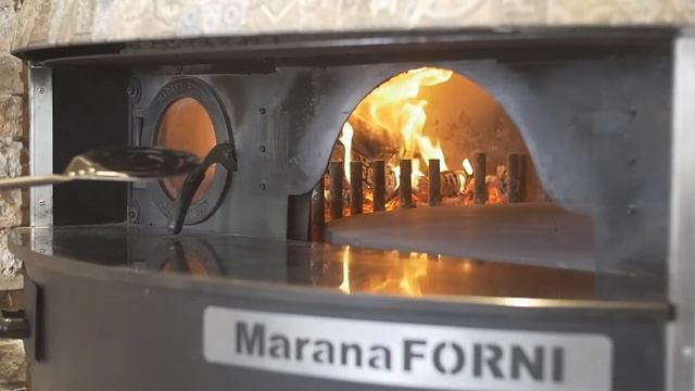 Lowering of Su&Giu Marana Forni pizza deck (slow mo) смотреть онлайн