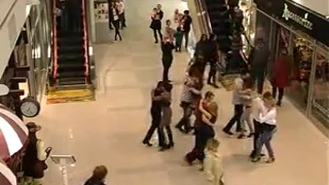 Танцевальный флешмоб по Кизомбе в ТЦ "Малина" 6/10/2013 смотреть онлайн