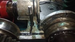 Самый маслостойкий клей герметик Loctite 5970.