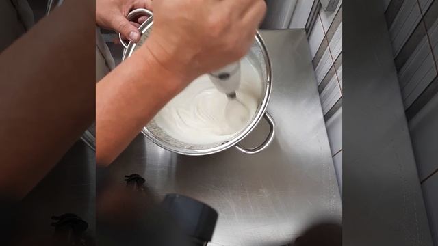 Взбиваем пастеризованные и охлажденные сливки в сливочное масло