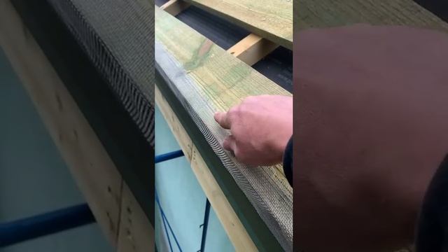Установили на карнизном свесе, сетку от насекомых и птиц