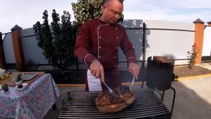 Мясо большим куском в казане.