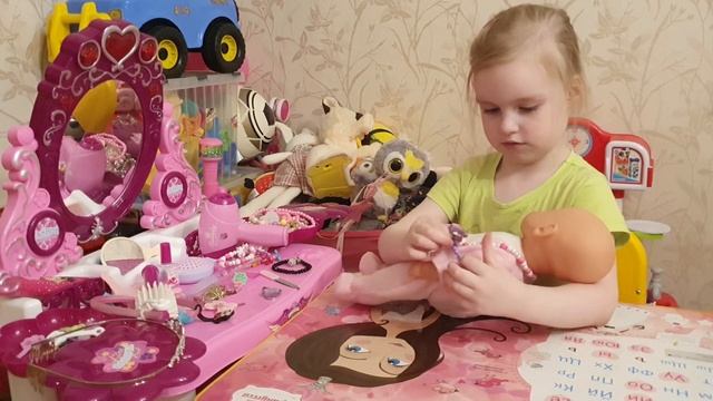 Салон красоты. красит куколку. Beauty saloon. paints a doll. смотреть онлайн