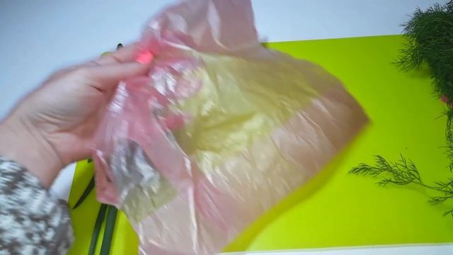 Зелень остаётся СВЕЖЕЙ до 2-х месяцев / Как сохранить зелень / Рецепты из укропа. смотреть онлайн