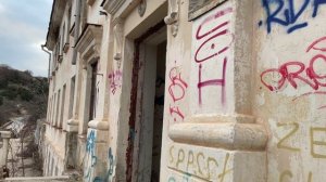 КРЫМ. ВОЕННЫЙ ОБЪЕКТ ВРЕМЕН СССР: Старая военная казарма в БАЛАКЛАВЕ