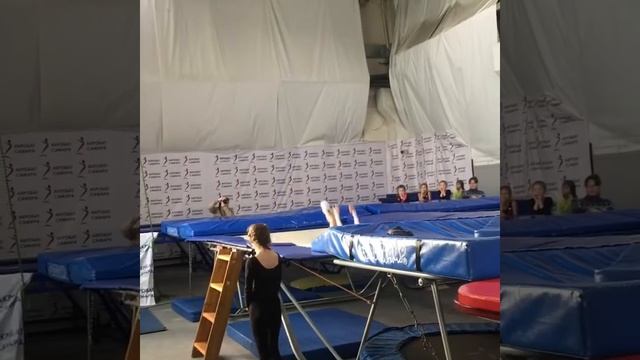 Прыжки на батуте. 2 юношеский разряд 1 упражнение. Слюсарева Вика 5 лет
