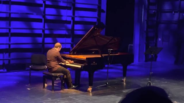 Л. Бетховен Соната для фортепиано № 23 фа минор, op. 57 («Аппассионата») исп. Александр Румянцев смотреть онлайн